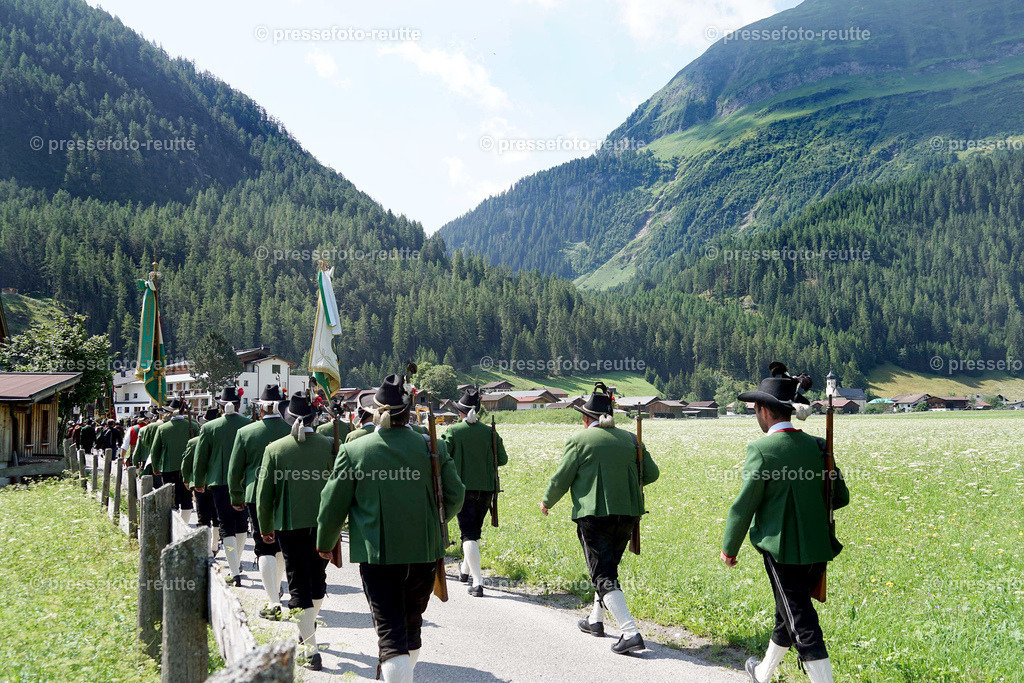 d-news-2023-Juli23-Regimentsschuetzenfest3-Steeg-UMZUG_Feld-DSC07220 | Info aus dem Bezirk Reutte/Ausserfern Tirol sowie eine umfangreiche Bilddatenbank über die gesamte Region: Lechtal, Talkessel Reutte, Tannheimertal, Zwischentoren. Lech, Plansee, Zugspitze, Grenztunnel, B179, Fernpassstraße, Verkehr, Lawinen, Tradition, - Realisiert mit Pictrs.com
