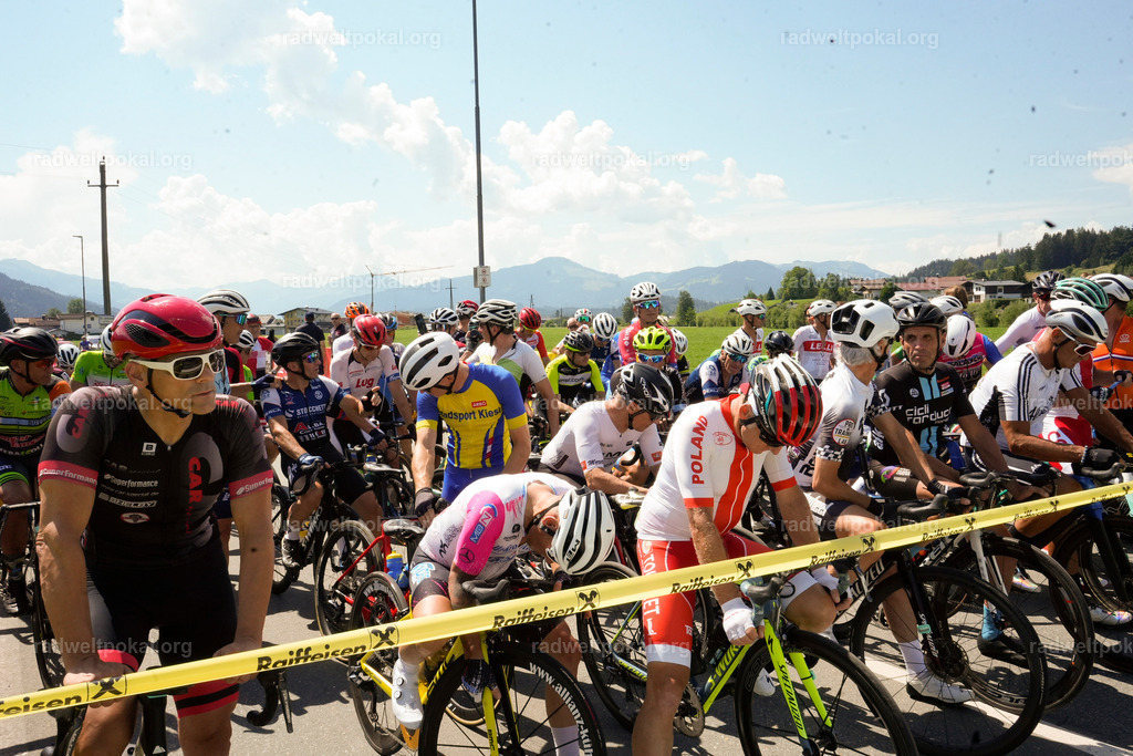 300_20230817_Bewerb_Maenner_Muehlanger | AUT - OESTERREICH, 2023-08-16: SPORT RENNRAD-FAHREN - 55. INTERNATIONALER RADWELTPOKAL IN ST. JOHANN IN TIROL  - Vintage-Radrennen mit WM-Bronze-Medaillen-Siegerin Christina Schweinberger, den Teilnehmer und Alexander Baumann (vom Orginastions-Team) - TAG 2 BEWERB MAENNER IN SECHS GRUPPEN  ; Foto: Roland Muehlanger