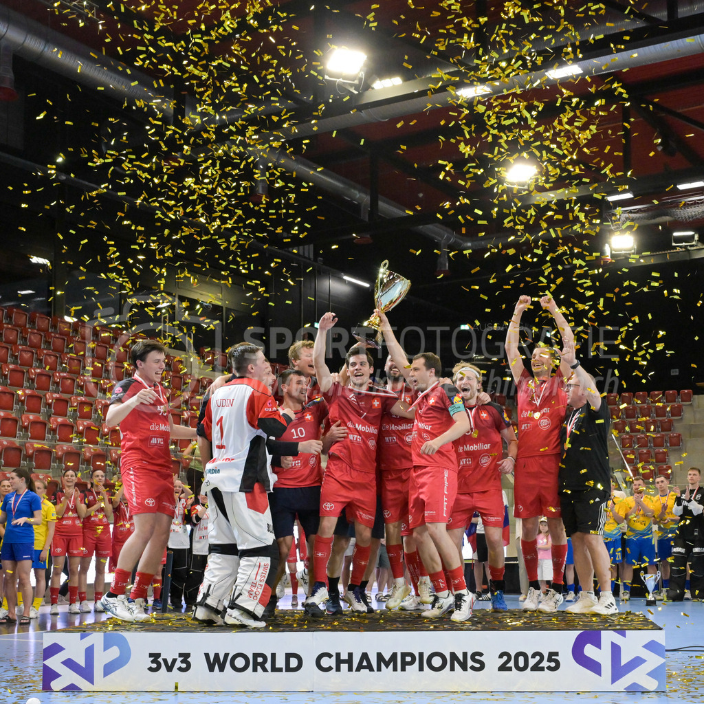3v3 World Floorball Championships 2025 - Medal Ceremony | Switzerland wins the gold medal and becomes world champion, during 3v3 World Floorball Championships 2025, Switzerland: 03.05.2025, Winterthur, AXA ArenaEvent page: <a href="https://www.u19wfc2025.ch/">www.u19wfc2025.ch</a>Credit: Markus Aeschimann, <a href="https://markus-aeschimann.ch">markus-aeschimann.ch</a>Instagram: <a href="https://instagram.com/sportfotografie.aeschimann">@sportfotografie.aeschimann</a> - Realisiert mit Pictrs.com