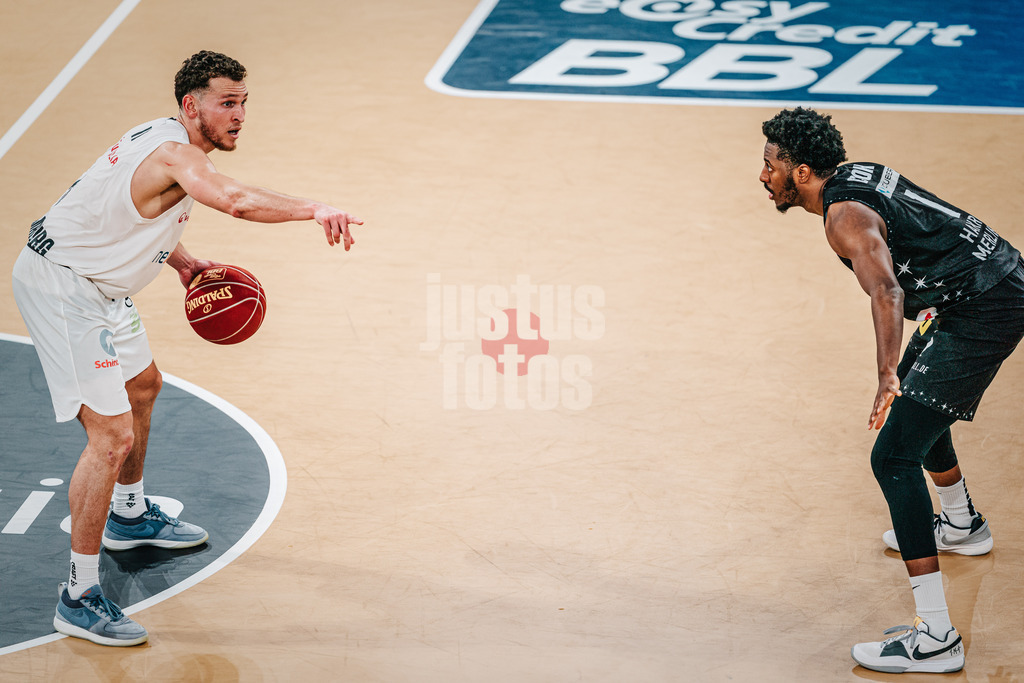Basketball | Männer | Saison 2023/2024 | easyCredit Basketball Bundesliga | 31. Spieltag | Veolia Towers Hamburg vs. HAKRO Merlins Crailsheim | 30.04.2024 | Brae Ivey (#8, Veolia Towers Hamburg) und Keandre Cook (#1, HAKRO Merlins Crailsheim)