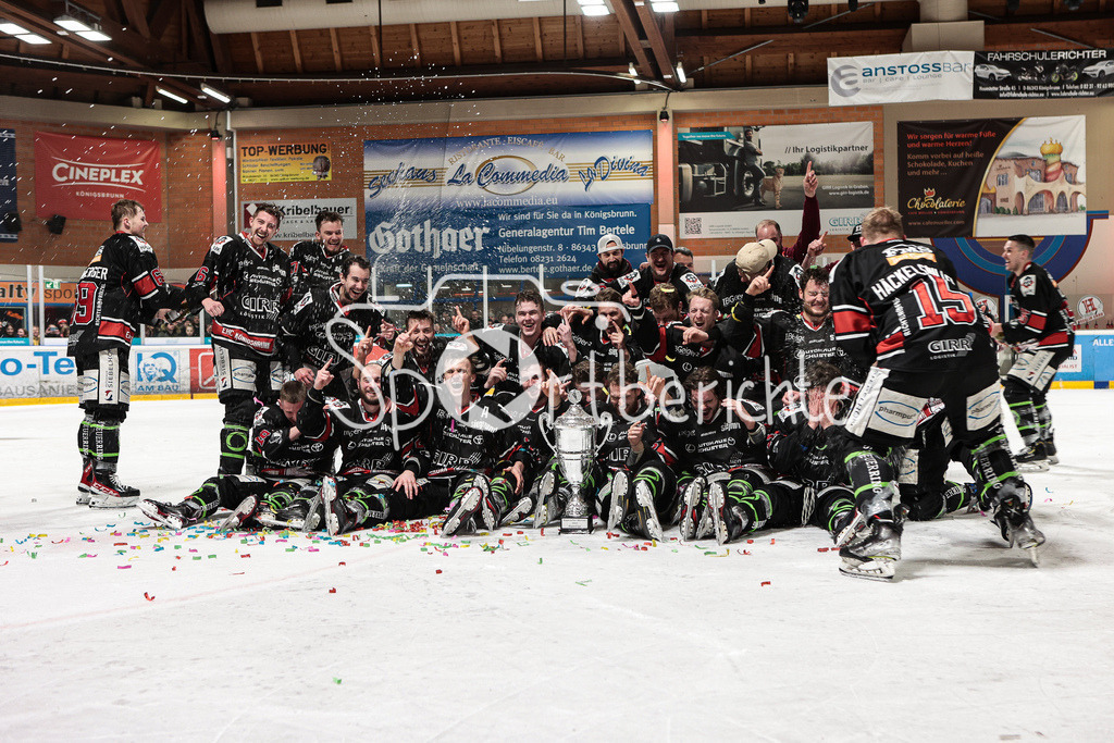 EHC Königsbrunn - TEV Miesbach | Grenzenloer Jubel beim EHC Koenigsbrunn nach dem Gewinn der Bayerliga Meisterschaft im Spiel 3 der Playoffserie gegen den TEV Miesbach / Jubel / Freude / Siegerfoto