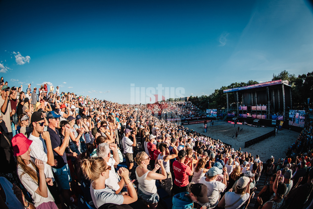 Beachvolleyball | Männer | Finale | Deutsche Meisterschaften 2025 Timmendorfer Strand | 07.09.2025 | Die ausverkaufte Arena am Timmendorfer Strand totale