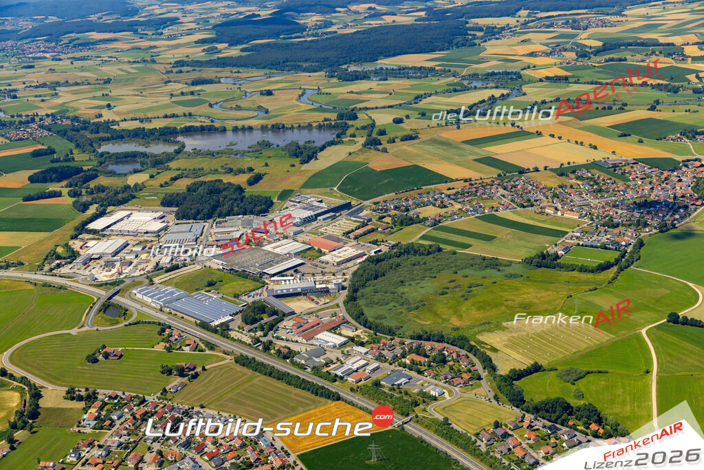Die Luftaufnahme Gewerbegebiet Michelsdorf - Cham wurde 2022 vom Flugzeug aus (keine Drohne) erstellt. Hohe Auflösung -für große Poster und Wandbilder geeignet - Garantiert!