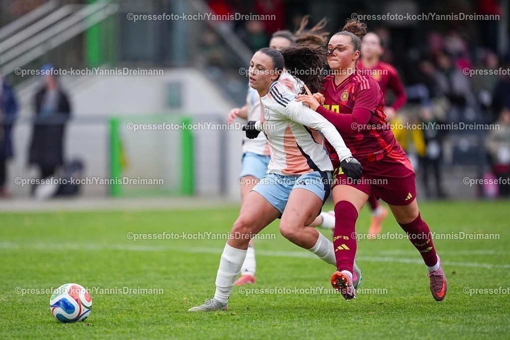 xYDRx02122501042 | 02.11.2025, xydrx, Fußball, Länderspiel, EM-Qualifikation U19-Frauen, Deutschland - Spanien, Sportschule Wedau: Silvi Cristobal (ESP #4) im Zweikampf gegen Amy Wrigge (GER #20)DFB regulations prohibit any use of photographs as image sequences and or quasi-video.Photo: xYannisxDreimannxPressefotoKochx