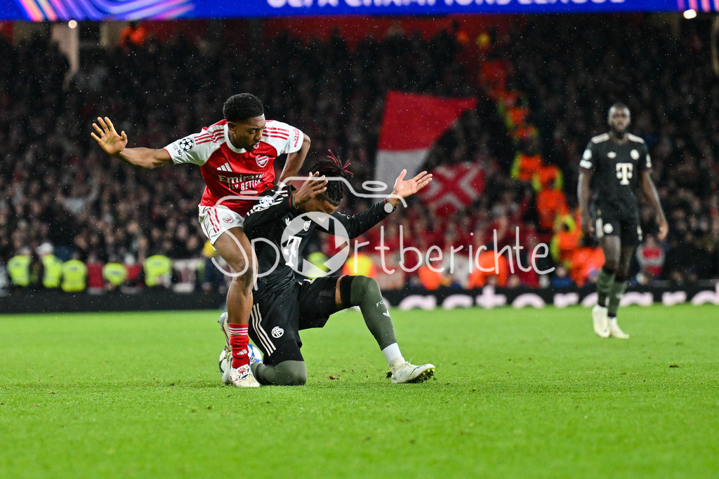 Arsenal FC - FC Bayern München | LONDON, ENGLAND - 26. NOVEMBER: im Duell Myles LEWIS-SKELLY (Arsenal FC 49) und Michael OLISE (FC Bayern Munich 17) beim Ligaspiel zwischen Arsenal London und dem FC Bayern München am 5. Spieltag der UEFA Champions League im Emirates Stadium am 26.11.2025
