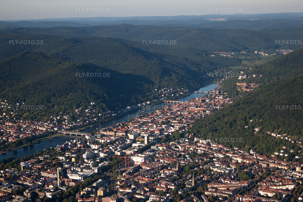 Luftbild: Altstadt, Alte Brücke über den Neckar im Ortsteil Weststadt in Heidelberg im Bundesland Baden-Württemberg in Deutschland.Foto: IMG_51910.jpg vom 18.08.2012 durch Werner Riehm/FLY-FOTO.deAuflösung des Originals: 4752 x 3168 px