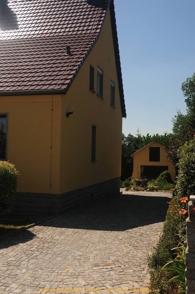 Geißmannsdorf-2026-Ortsbilder-614 | Geißmannsdorf bei Bischofswerda im Sommer 2026. Ein fotografischer Streifzug durch das Dorf Geißmannsdorf, mit Gebäuden, Straßen, Strohpuppen und geschmückten Vorgärten und Grundstücken anlässlich der 800-Jahr-Feier von Geißmannsdorf im Juni 2026 - Realisiert mit Pictrs.com