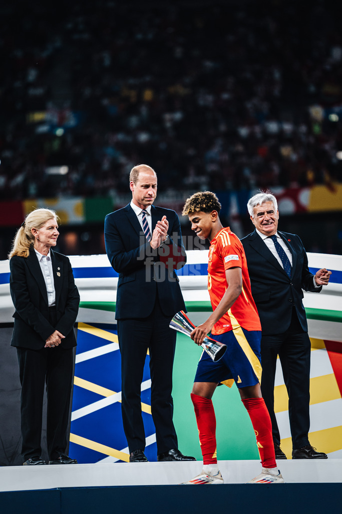 Fußball | Herren | UEFA-Fußball-Europameisterschaft 2024 | Finale | Spanien vs. England | 14.07.2024 | Lamine Yamal (#19, Spanien) geht vorbei an Prinz William