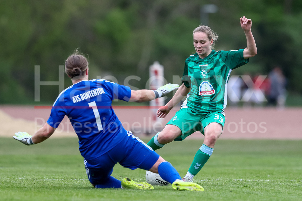 Fussball, Testspiel Frauen, ATS Buntentor - SV Werder Bremen | v.li.: Joelin Gnaß (Torhüterin, Torwart, ATS Buntentor, 1) und Maria Penner (SV Werder Bremen, 33) im Zweikampf, Duell, Dynamik, Aktion, Action, Spielszene