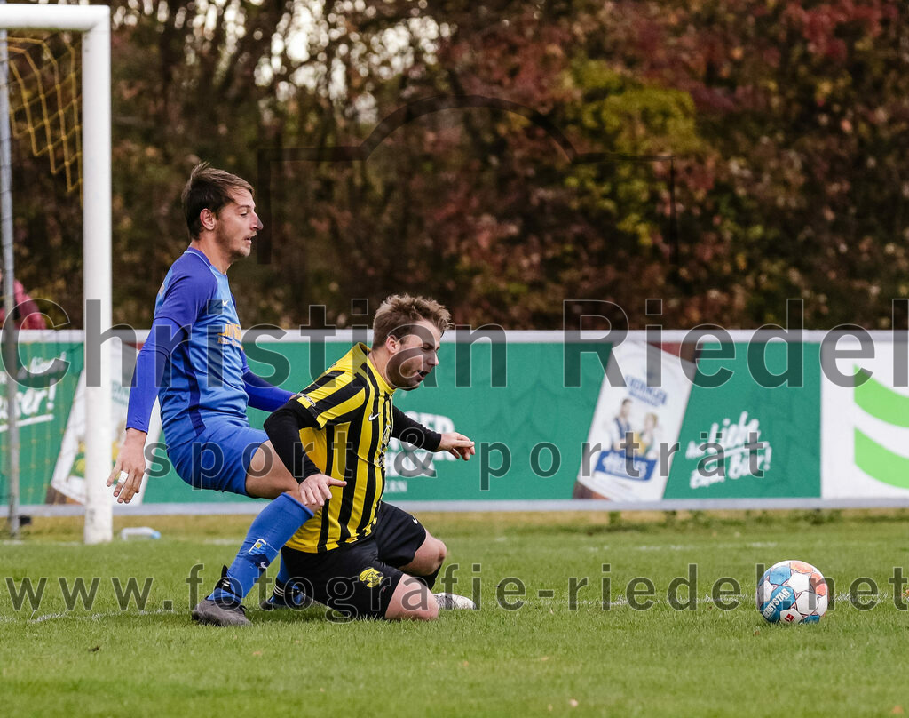 2023-11-11_022_FC_Moosinning_gegen_TSV_Peterskirchen | Moosinning, Deutschland, 11.11.2023:
Fußball, Bezirksliga Oberbayern Ost 2023 / 2024, 17. Spieltag, FC Moosinning gegen TSV Peterskirchen, Endergebnis: 5:0

Markus Schauberger (TSV Peterskirchen, #5), Peter Werndl (FC Moosinning, #9)

Foto: Christian Riedel / fotografie-riedel.net
