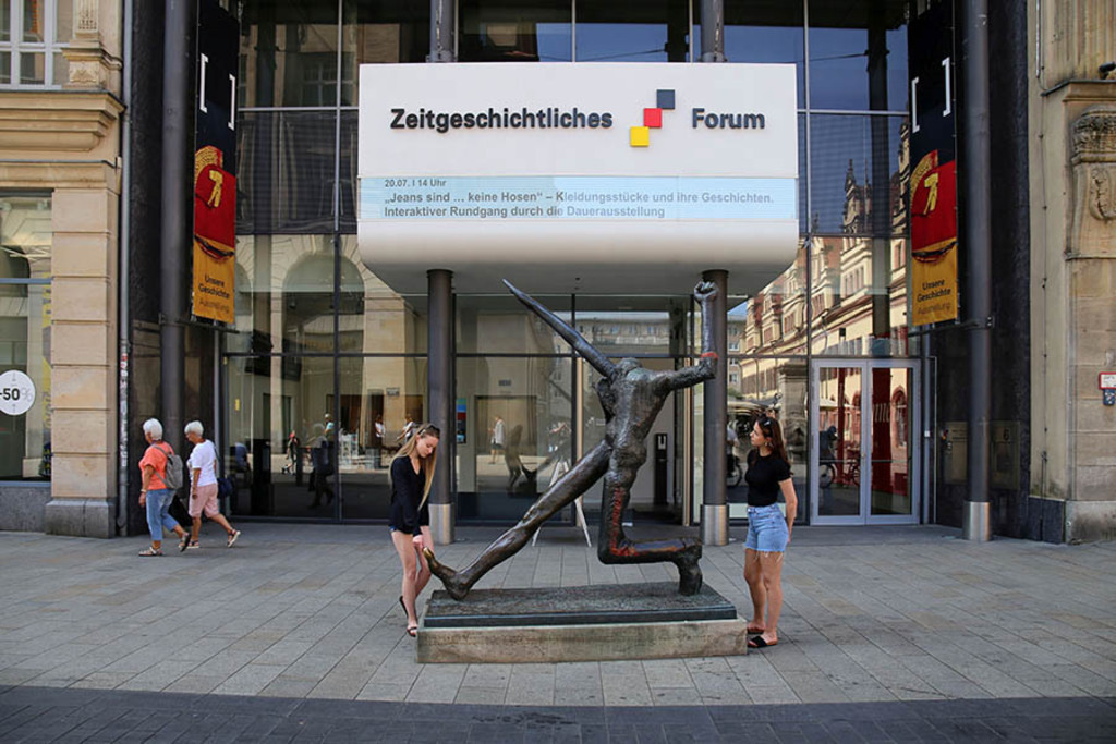 Zeitgeschichtliches Forum Leipzig und Jahrhundertschritt | Entdecke über 20 Kategorien Leipzig-Motive: Foto-Downloads, hochwertige Poster, Leinwand- & Fine-Art-Prints. Jetzt Lieblingsfoto im Bildlexikon Leipzig Shop bestellen!