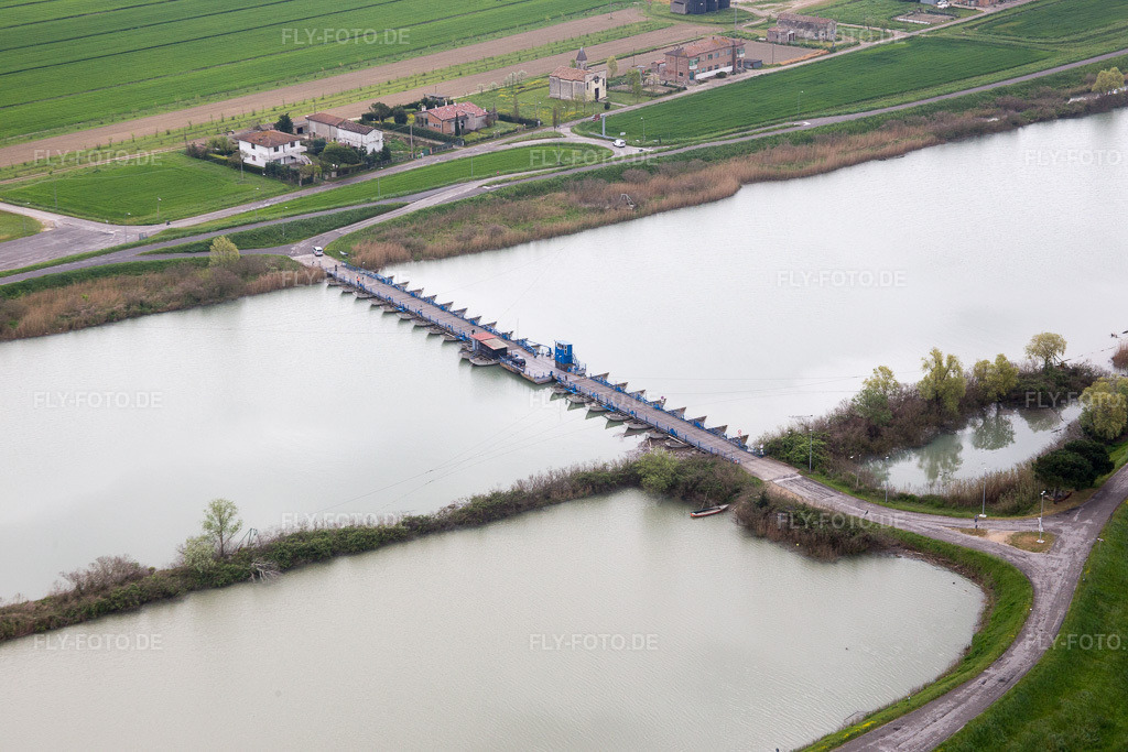 Luftbild: Ortsansicht in Gorino im Bundesland Venetien in Italien. Foto: IMG_087638.jpg vom 09.04.2016 durch Werner Riehm/FLY-FOTO.de