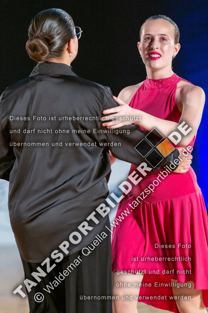 20250503-00581 | Hier finden Sie Tanz Bilder vom Latein und Standard Formationen tanzen. Sportbilder vom Tanzsport. Schöne Fotos und von Weltmeisterschaft, Europameisterschaft, Bundesliga, Regionalliga, Oberliga und Landesliga sowie von GOC Stuttgart, DanceComp, WM Bremen