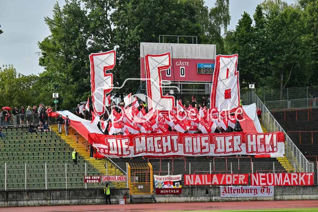FC Augsburg II - FC Bayern Amateure | Die Fans der Bayern Amateure haben eine Choreo zu Spielbeginn vorbereitet / Regionalliga Bayern: FC Augsburg II - FC Bayern Muenchen II, Rosenaustadion am 25.07.2025