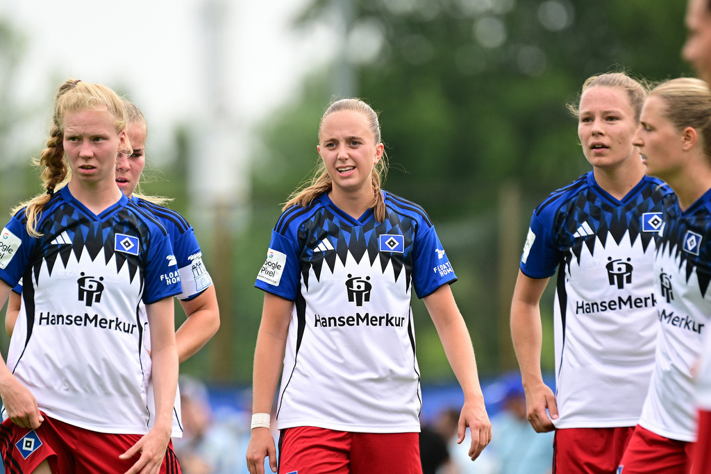 Fußball I Frauen I Saison 2025-2026 I Testspiel I Hamburger SV - Holstein Kiel | Nahaufnahme, Einzelfoto, Freisteller, Portrait, Porträt, Einzelbild, Einzelfoto, Körper: Victoria Schulz (19, Hamburger SV) mitte - Realisiert mit Pictrs.com