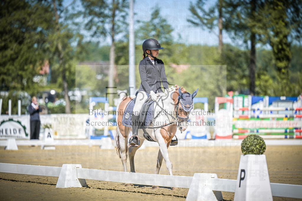 DOS_7593 | Entdecke hochwertige Reitturnierfotos von Foto Oger. Professionell, emotional und authentisch – jetzt Lieblingsmomente im Shop bestellen.Deutschlandweite Turnierfotografie. - Realisiert mit Pictrs.com