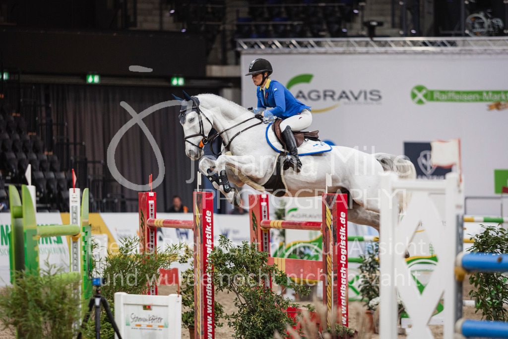 241103_Oldenburg_FinaleMittlereTour-213 | Deine schönsten Turniermomente als professionelle Fotos! Entdecke hochwertige Pferdesport-Fotografie im Online-Shop. Jetzt Fotos finden & bestellen!