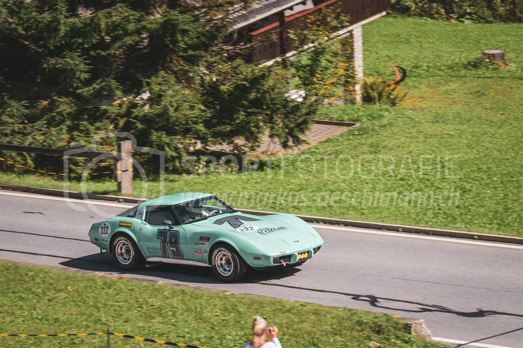 21. Arosa ClassicCar 2025 - 6. =September= 2025 | Curt Arbenz aus Küssnacht (SUI) in einem Chevrolet Corvette aus dem Jahre 1979 mit Startnummer 222 am Arosa ClassicCar 2025 in der Kategorie Classic Trophy..@arosaclassiccar, @arosa.official, #arosaclassiccar, #arosa, #76curves, #classiccarBild: Sportfotografie Markus Aeschimann | www.markus-aeschimann.ch - Realisiert mit Pictrs.com