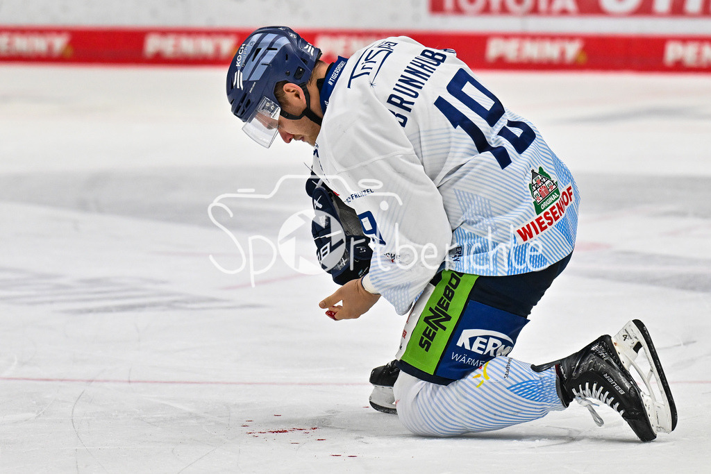 Augsburger Panther - Straubing Tigers | Augsburg, DEUTSCHLAND - 14. NOVEMBER: der blutende Tim BRUNNHUBER (Straubing Tigers 19) sitzt auf dem Eis / Blut beim Ligaspiel zwischen den Augsburger Panthern und den Straubing Tigers am 18. Spieltag der Penny DEL im Curt Frenzel Stadion am 14.11.2025