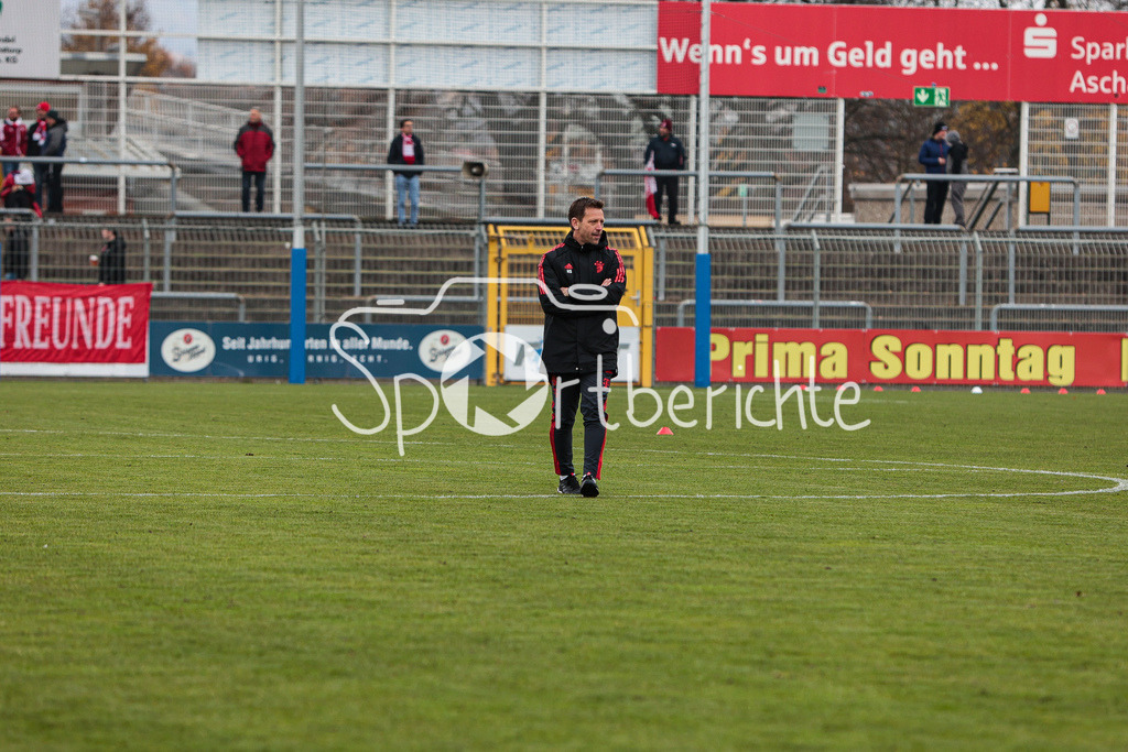 SV Vikoria Aschaffenburg - FC Bayern Amateure | FCB Trainer Holger SEITZ vor der Partie alleine auf dem Platz