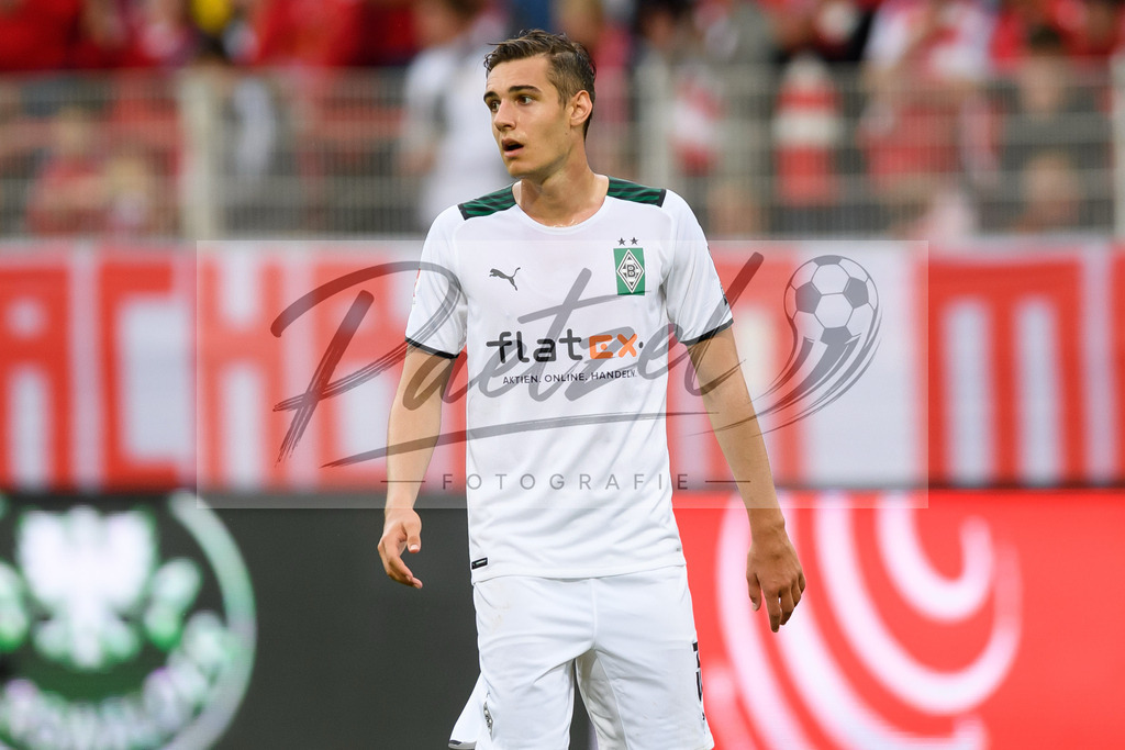 FCUBMG20210829_231 | Fussball, Herren: Florian Neuhaus (Borussia Moenchengladbach) schaut beim Spiel der 1. Bundesliga zwischen 1. FC Union Berlin und Borussia Moenchengladbach im Stadion An der Alten Foersterei am 29.08.2021 in Berlin, Deutschland. - Realisiert mit Pictrs.com