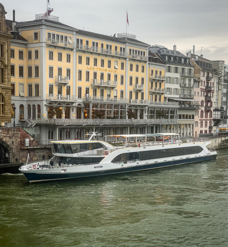 Wandbild Kunstdruck Poster Schweiz – Basel MS Rhystärn Hotel Les Trois Rois | Erlebe Galerie-Qualität für deine WohlfühloasenHolen Sie sich mit diesem einzigartigen Kunstwerk ein echtes optisches Highlight an Ihre Wände. Ob als stilvoller Blickfang im Wohnzimmer, als Motivationsschub im modernen Büro, als eleganter Akzent im Loft oder als zeitloses Element im Flur – dieses urbane Architekturmotiv passt sich perfekt an Ihren anspruchsvollen Lebensstil an. Jeder Druck wird nach höchsten Qualitätsstandards für Sie gefertigt. Sie haben die Wahl zwischen drei echten Premium-Materialien:• Premium-Leinwand: Klassisch, strukturstark und mit warmer Ausstrahlung.• Alu-Dibond: Modern, matt, absolut elegant und ohne Spiegelungen.• Acrylglas: Atemberaubende Tiefenwirkung, brillante Farben und edler Hochglanz.Machen Sie Schluss mit langweiligen Wänden und investieren Sie in Kunst, die Ihr Zuhause Tag für Tag aufwertet. - Realisiert mit Pictrs.com
