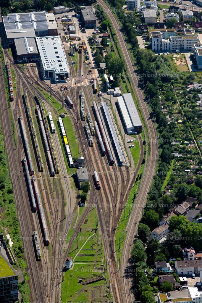 4033363 | FREIBURG IM BREISGAU 30.06.2020 Gleisanlagen, Bahnbetriebswerk und Bahnhof im Ortsteil Wiehre in Freiburg im Breisgau im Bundesland Baden-Württemberg, Deutschland. Weiterführende Informationen bei: DB Netz AG,  Deutsche Bahn AG. // Railway track, depot, maintenance and repair shop for trains in the district Wiehre in Freiburg im Breisgau in the state Baden-Wurttemberg, Germany. Further information at: DB Netz AG,  Deutsche Bahn AG. Foto: Gerhard Launer