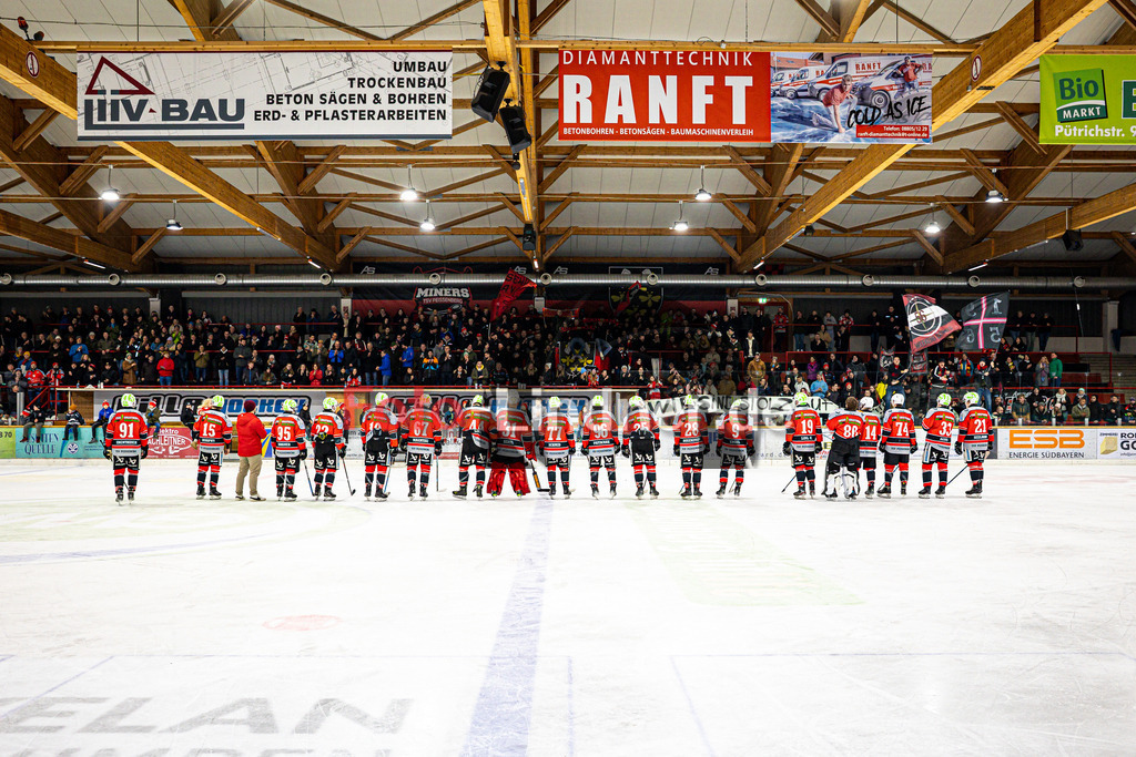 TSV Peißenberg MINERS gegen EHC Königsbrunn PINGUINE | Eishockey Bayernliga Herren Playoffs Viertelfinale 2024/25 - Spiel 6 von 7, TSV Peißenberg MINERS gegen EHC Königsbrunn PINGUINE, 20250221,Fans, Miners Spieler, Wir sind stolz auf euch,2025-02-21 in Peißenberg (Eisstadion Peißenberg)Copyright: WolfgangxLindner foto-lindner.de