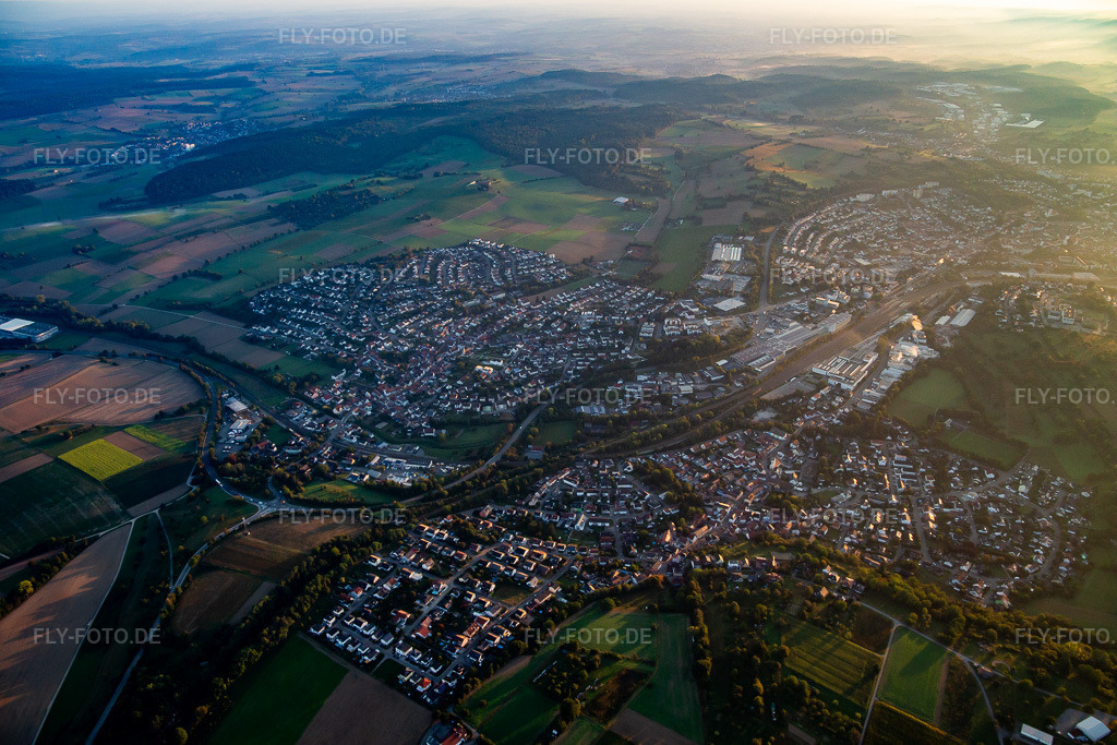 Luftbild: Ortsansicht von Südwesten im Morgenlicht im Ortsteil Diedelsheim in Bretten im Bundesland Baden-Württemberg in Deutschland. Foto: IMG_138422.jpg vom 16.09.2023 durch Werner Riehm/FLY-FOTO.de