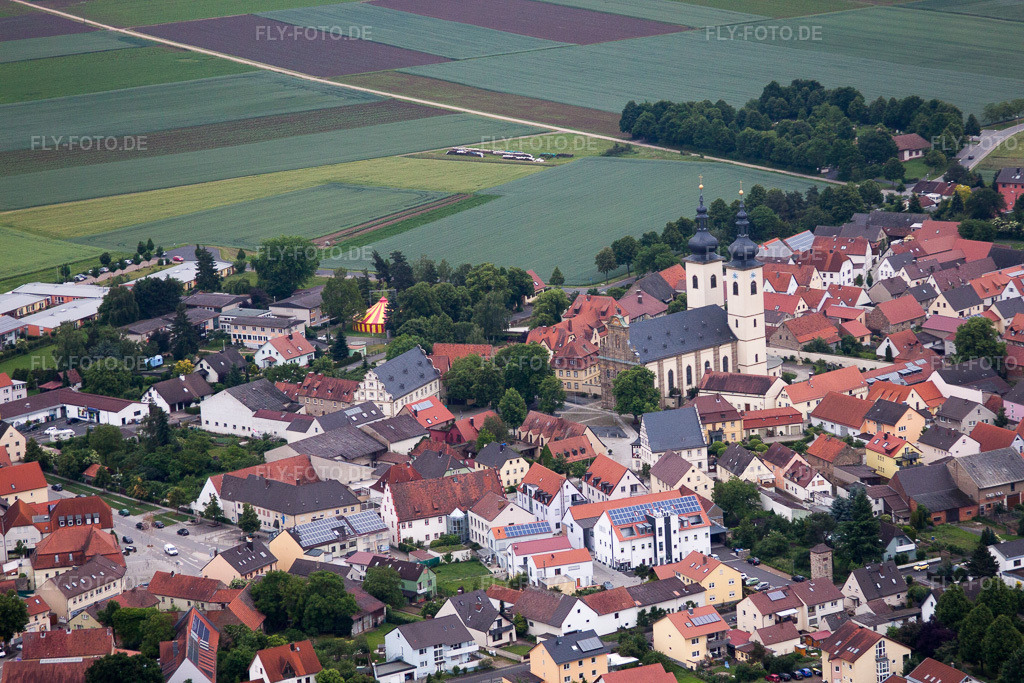 Luftbild: Kirchengebäude im Dorfkern in Grafenrheinfeld im Bundesland Bayern in Deutschland. Foto: IMG_66160.jpg vom 30.05.2014 durch Werner Riehm/FLY-FOTO.de
