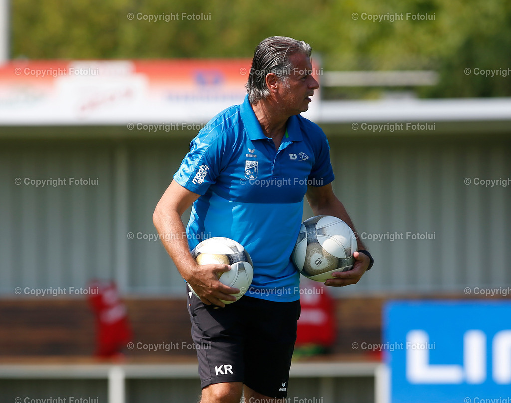A_LUI_2608023_29 | SPORT,FUSSBALL,LT1 OOELIGA ASKOE OEDT-SPG FRIEDBURG/POENDORF 26.08.2023 IM BID:TRAINER KURT RUSS  (OEDT) FOTO:FOTOLUI