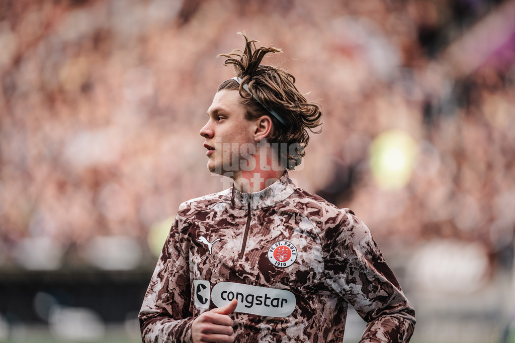 Fußball | Männer | Saison 2025/2026  | Fußball-Bundesliga | 25. Spieltag | FC St. Pauli vs. Eintracht Frankfurt | 08.03.2026 | Jannik Robatsch (#34, FC St. Pauli) beim Aufwärmen
