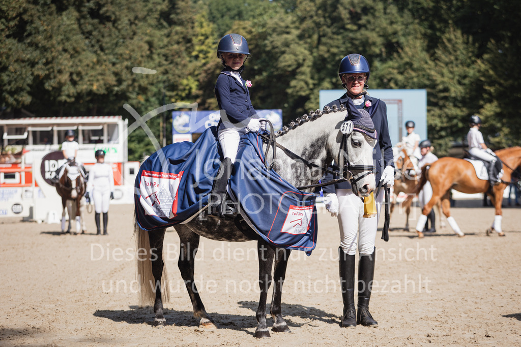 230910_OWLCh_Führzügel-184 | Deine schönsten Turniermomente als professionelle Fotos! Entdecke hochwertige Pferdesport-Fotografie im Online-Shop. Jetzt Fotos finden & bestellen!