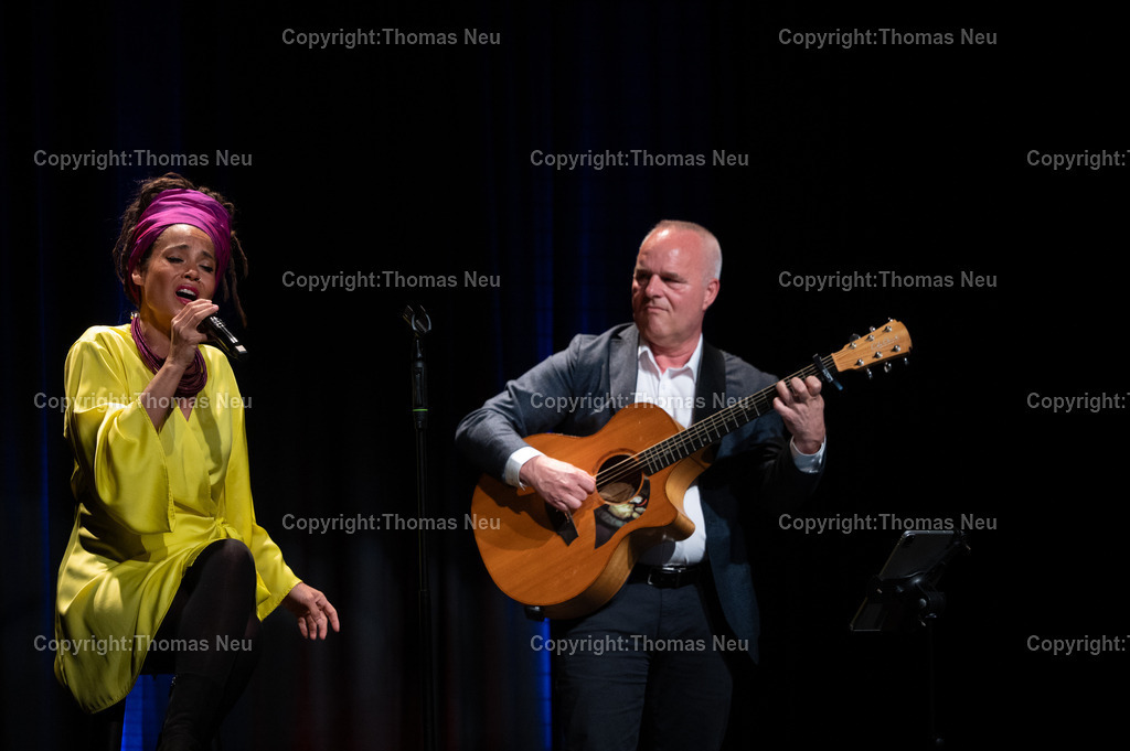 Kultursalon-Lorsch-Theater-Sapperlot-Fotografie-Thomas-Neu_5-2 | ble, Kultursalon Lorsch, Theater Sapperlot., Die Sängerin Monia wurde vom Gitarissten Andreas Botz begleitet  Bild: THomas Neu
