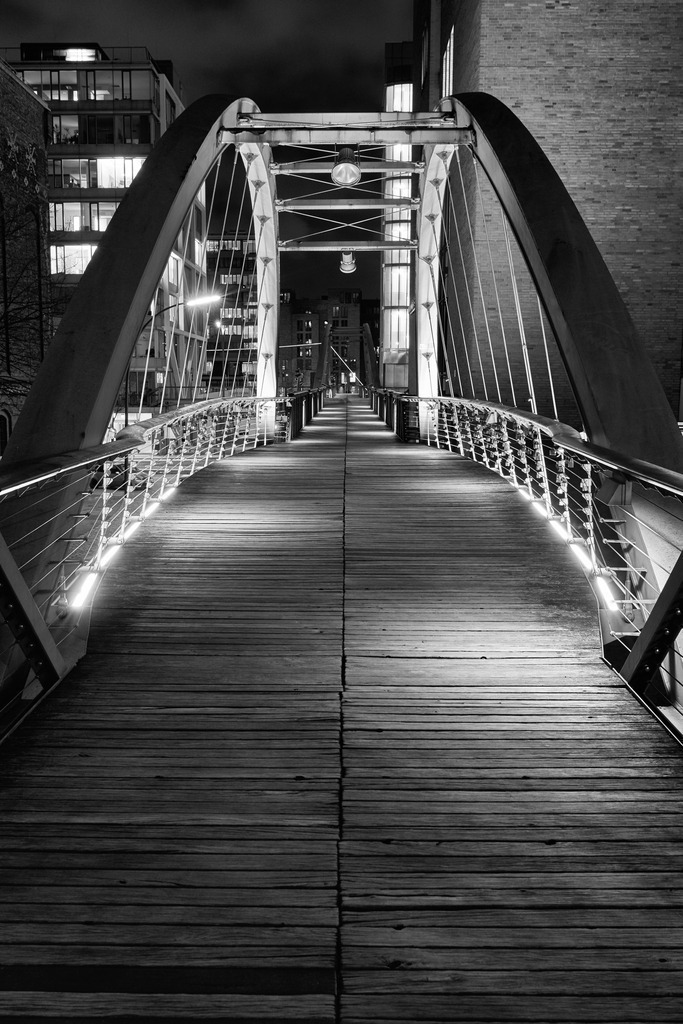 10241112 - Kehrwiedersteg | Weg zwischen der Speicherstadt und der Hafencity bei Nacht.