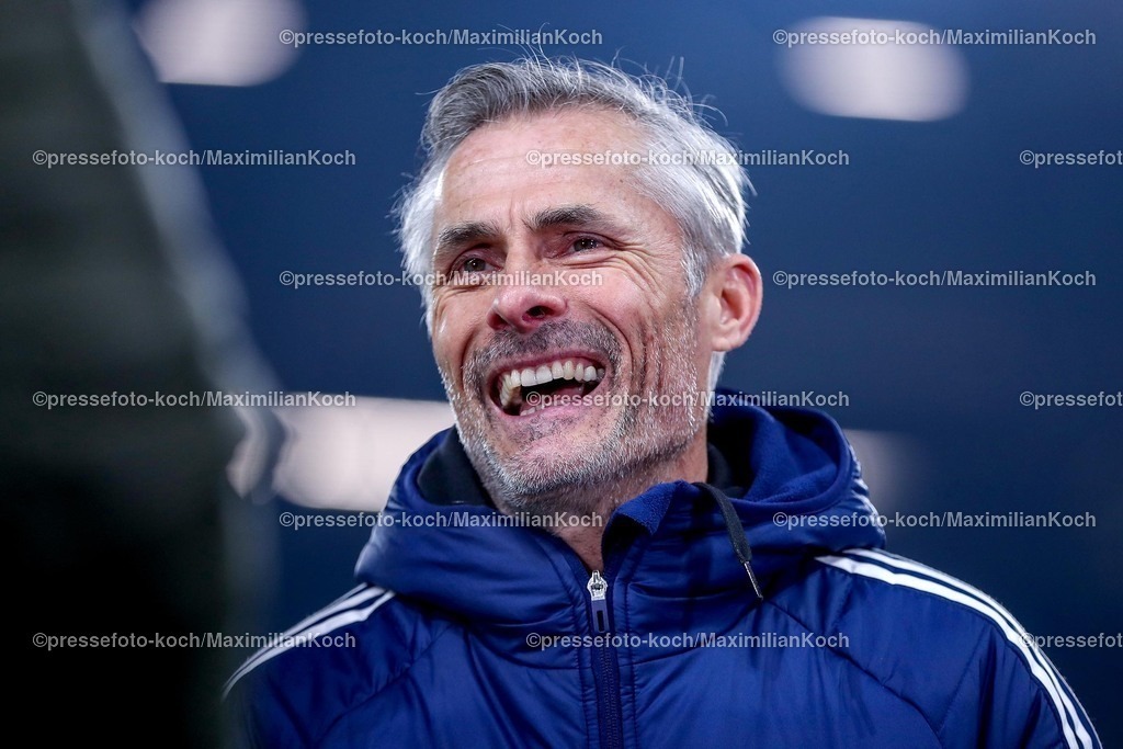 S0401022501006 | 01.02.2025, Fußball, FC Schalke 04 - 1. FC Magdeburg, 2.. Fußball Bundesliga, 20. Spieltag, Veltins-Arena Gelsenkirchen, Saison 2024 2025: Trainer Kees van Wonderen (S04 Cheftrainer)DFB regulations prohibit any use of photographs as image sequences and or quasi-video.