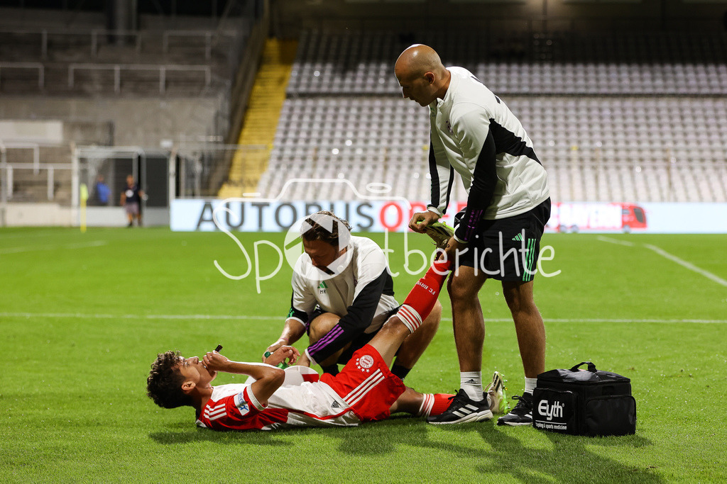 FC Bayern Amateure - FC Memmingen | Der verletzte Younes AITAMER (FCB #17) muss behandelt werden /