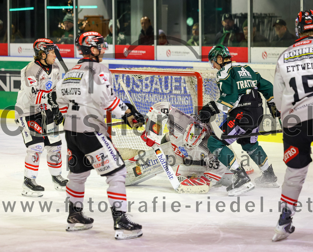 2025-12-14_127_TSV_Erding_gegen_ECDC_Memmingen_Indians | Erding, Deutschland, 14.12.2025:Eishockey, Oberliga Süd 2025 / 2026, 26. Spieltag, TSV Erding gegen ECDC Memmingen Indians, Endergebnis: 1:2Foto: Christian Riedel / fotografie-riedel.net