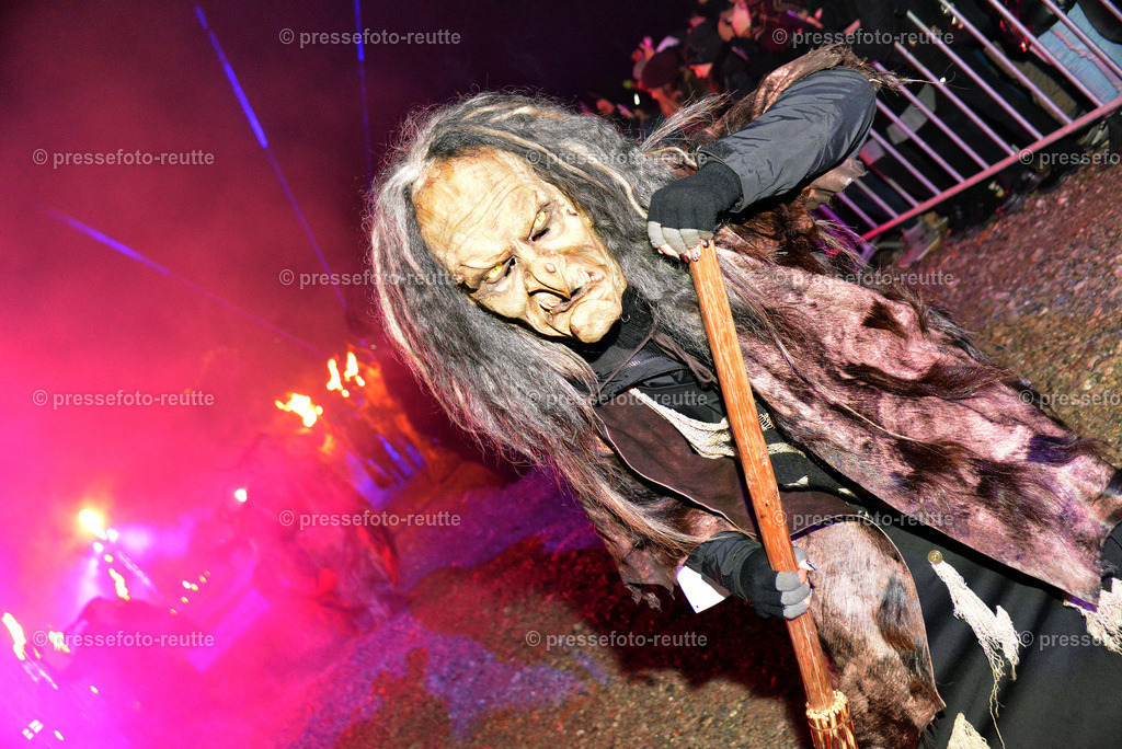 news-2022-Dez03-Krampusumzug-Reutte-WTV_5621 | Info aus dem Bezirk Reutte/Ausserfern Tirol sowie eine umfangreiche Bilddatenbank über die gesamte Region: Lechtal, Talkessel Reutte, Tannheimertal, Zwischentoren. Lech, Plansee, Zugspitze, Grenztunnel, B179, Fernpassstraße, Verkehr, Lawinen, Tradition, - Realisiert mit Pictrs.com