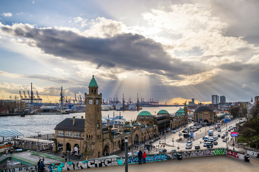 10230508 - Lichtstimmung im Hafen | Eine ganz besonders stimmungsvolle Aufnahme von den Landungsbrücken und dem Hamburger Hafen.