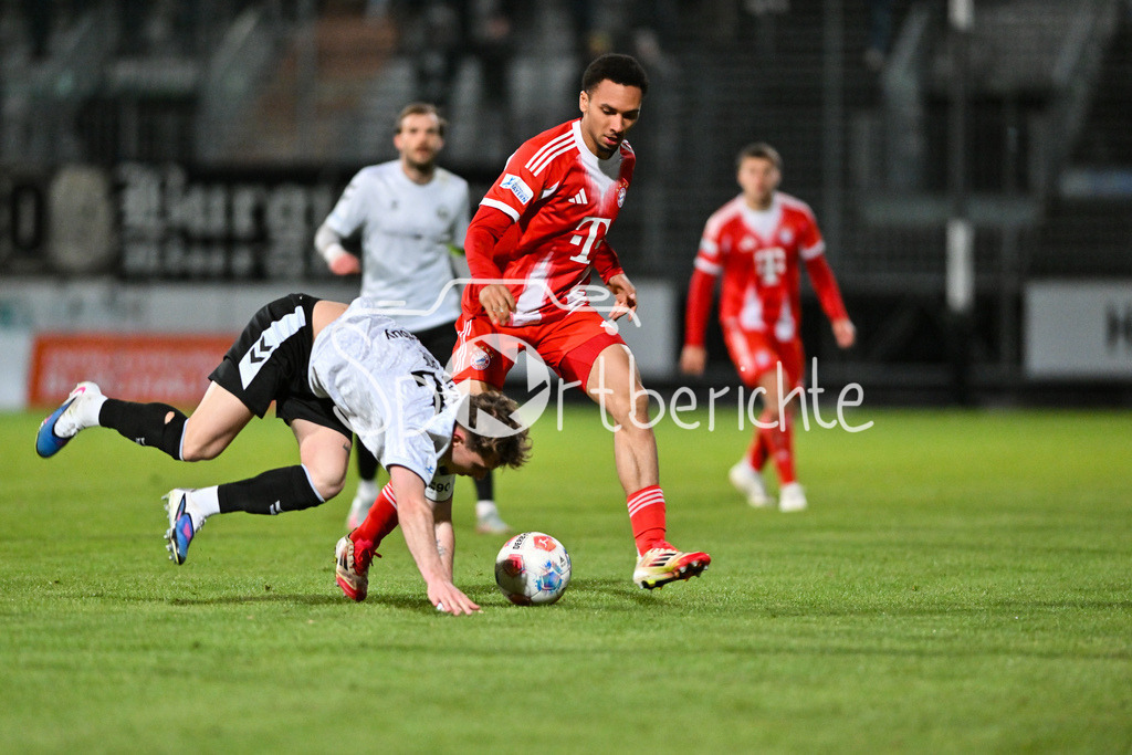 SV Wacker Burghausen - FC Bayern Amateure | BURGHAUSEN, GERMANY - 01. APRIL: im Duel Denis ADE (Wacker Burghausen 32) und Vincent Ugo MANUBA (FC Bayern München II 21) während dem Match zwischen dem SV Wacker Burghausen und den Amateuren des FC Bayern München am 26. Spieltag der Regionalliga Bayern im Flatbuy Stadion