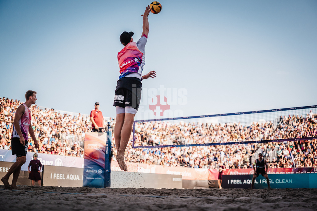 Beachvolleyball | Männer | Deutsche Meisterschaften 2025 Timmendorfer Strand | 06.09.2025 | Robin Sowa beim Aufschlag