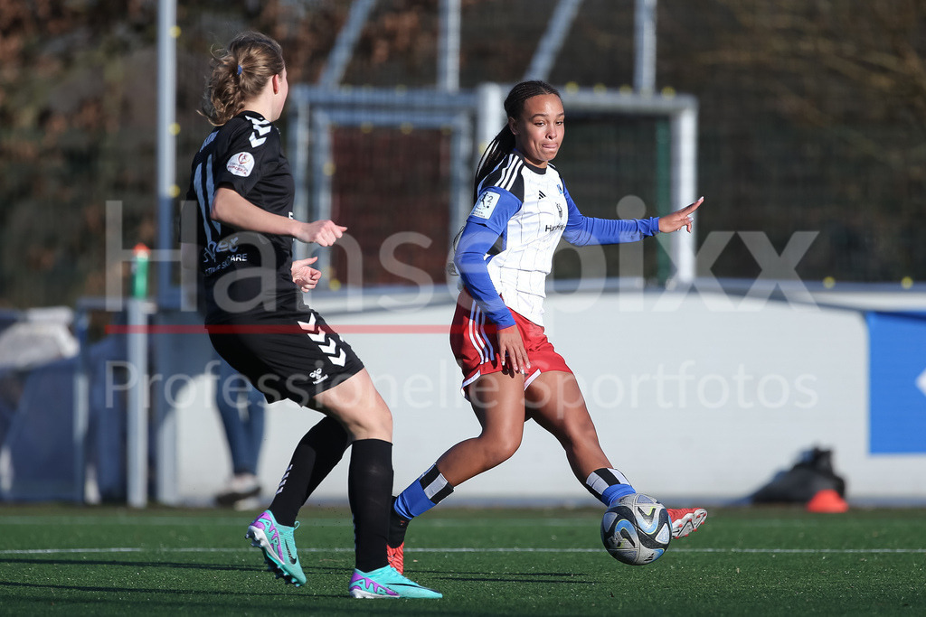 Fussball, Testspiel Frauen, Hamburger SV - Kolding IF | v.li.: Lisa Baum (Hamburger SV, 11) am Ball, Einzelbild, Ganzkörper, Aktion, Action, Spielszene