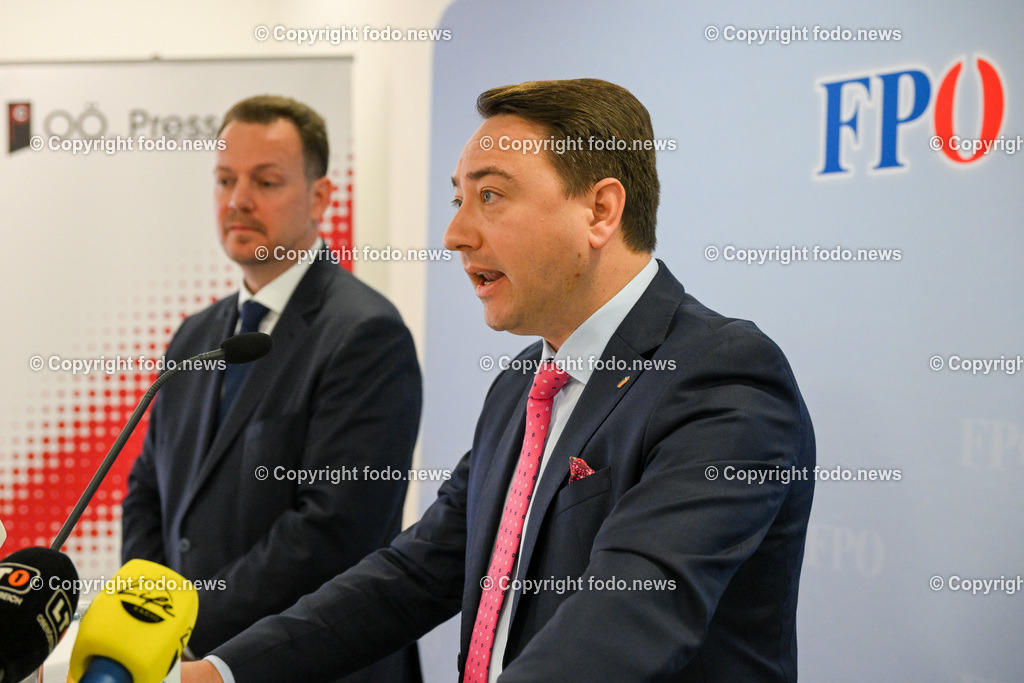 Pressekonferenz FPÖ OÖ_ Medikamentenengpässe_ Systemfehler in der Gesundheitsversorgung_ 12.04.2023-7 | 12.04.2023, Presseclub Linz, AUT, Pressekonferenz FPOoe Ooe, Medikamentenengpaesse, Systemfehler in der Gesundheitsversorgung, im Bild NAbg. Gerhard Kaniak (FP), LH-Stv. Manfred Haimbuchner (FP)
