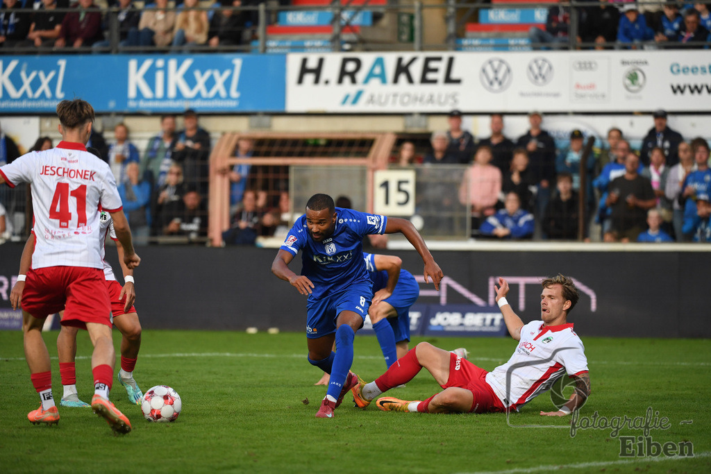 SV Meppen-VfB Lübeck | Herren Regionalliga Nord; SV Meppen (blau)-VfB Lübeck (weiß) am 01.08.2025 in Meppen (Hänsch-Arena), Photo: Philip Eiben 2025 - Realized with Pictrs.com