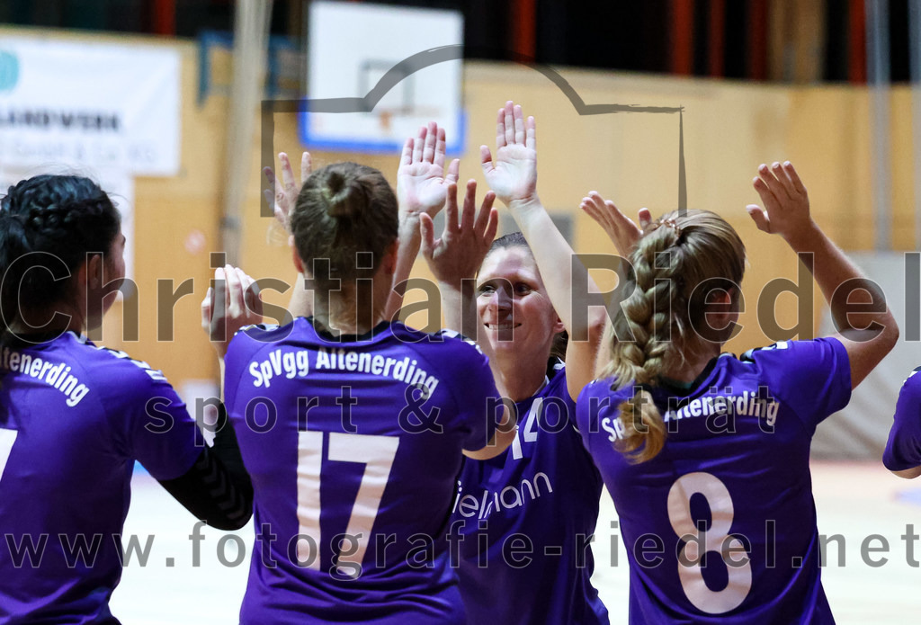 2022-11-12_006_SpVgg_Altenerding_II_gegen_SC_Kirchdorf | Erding, Deutschland, 12.11.2022:
Handball, Bezirksliga Frauen Altbayern 2022 / 2023, 5. Spieltag, SpVgg Altenerding II gegen SC Kirchdorf, Endergebnis: 24:19

Clarissa Weber (SpVgg Altenerding, #17), Grit Kschischow (SpVgg Altenerding, #14), Elisabeth Bauschmid (SpVgg Altenerding, #8)

Foto: Christian Riedel / fotografie-riedel.net