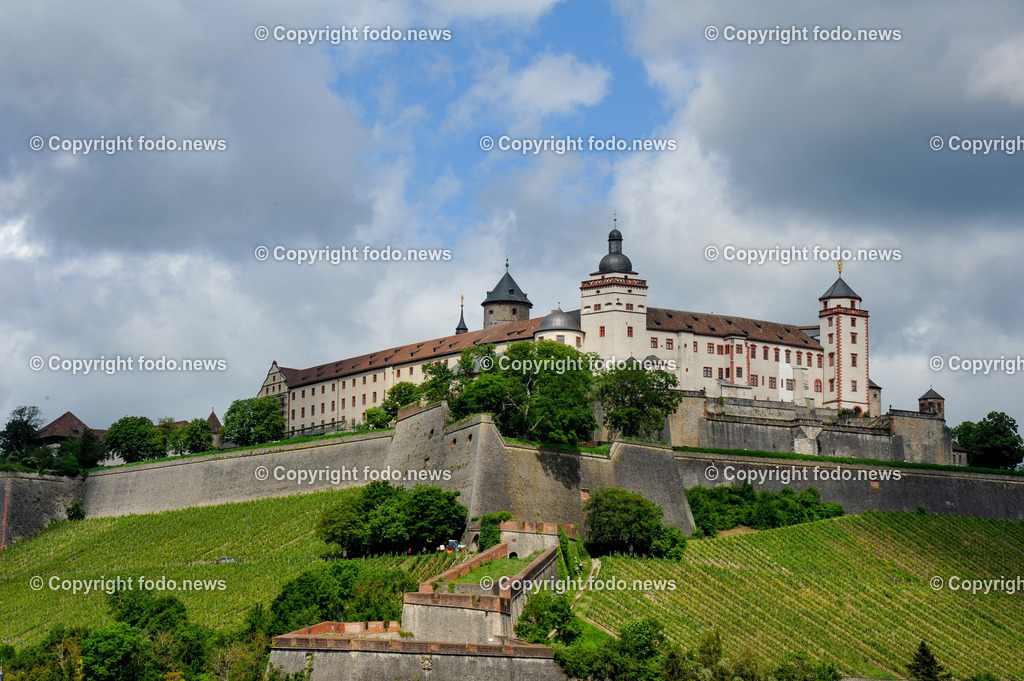 Deutschland_ Bayern_ Wuerzburg_ 12.06.2024-36 | 12.06.2024, Deutschland, GER, Bayern, Wuerzburg im Bild Stadtansichten, Gebauede, Main, Bruecke, Universitaet, Bahnhof, Kaeppele, Marienberg, Festung, Spital, Museum, Sehenswuerdigkeiten, Reise, Feature, Travel, City, Kirche, Church, Dom, kreisfreie Stadt in Bayern, Bezirk Unterfranken