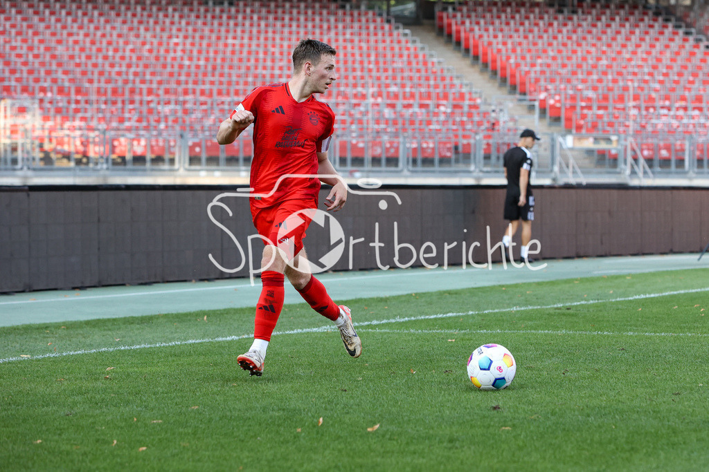 1. FC Nürnberg II - FC Bayern Amateure | im Bild Timo Kern (FCB #10) am Ball / Freisteller / Einzelfoto