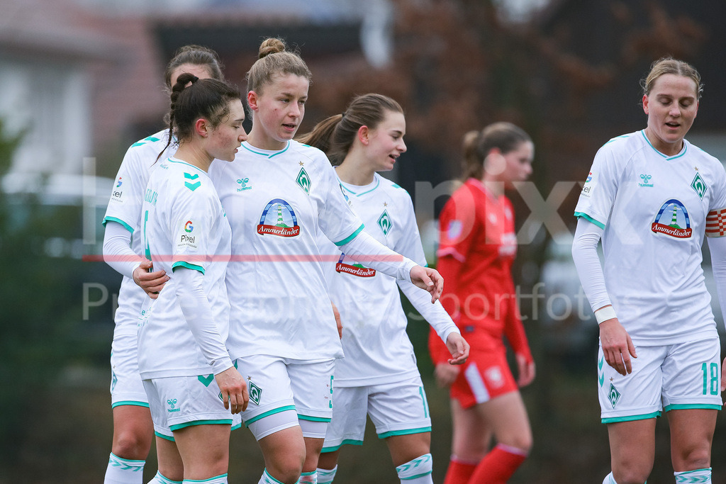 Fussball, Testspiel Frauen, SV Werder Bremen - FC Twente Enschede | v.li.: Spielerinnen des SV Werder Bremen  mit Torjubel, Jubel, jubeln, jubelt, optimistisch, Spielszene, Highlight, Freude über das Tor zum