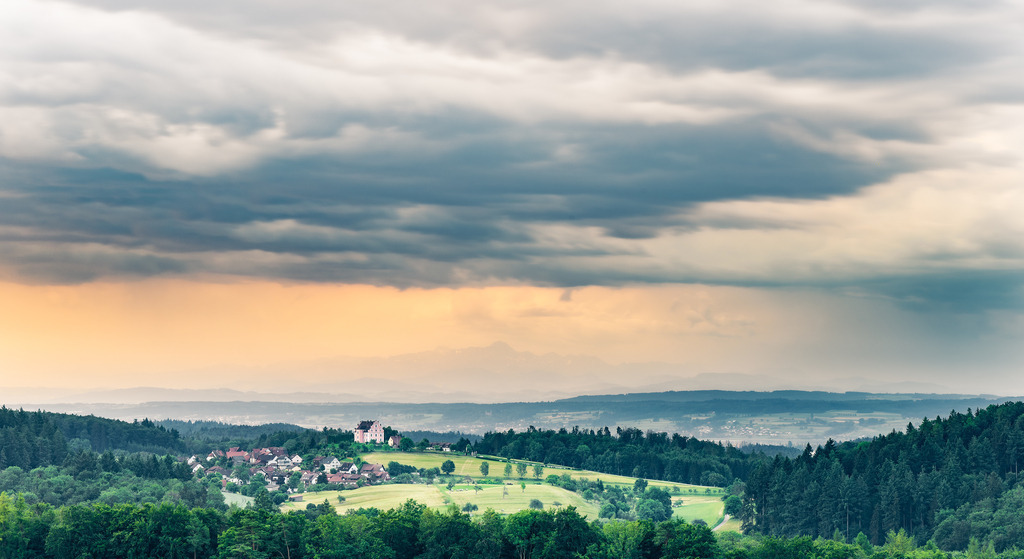 Sonnenaufgang über dem Bodanrück am Bodensee | Der Bodanrück ist eine große Halbinsel im Bodensee. Hier ist ein Sonnenaufgang über der Landschaft dort zu sehen. - Realized with Pictrs.com